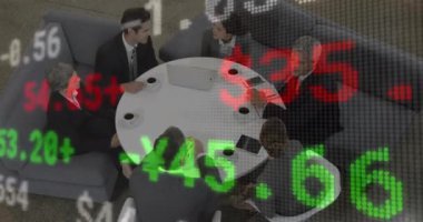 Toplantıda çeşitli iş adamları üzerinde finansal veri işleme animasyonu. Küresel finans, iş, bilgisayar ve veri işleme kavramı dijital olarak oluşturulmuş video.
