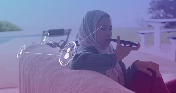 Animering Nätverk Anslutningar Över Biracial Kvinna Hijab Med Hjälp Smartphone — Stockvideo