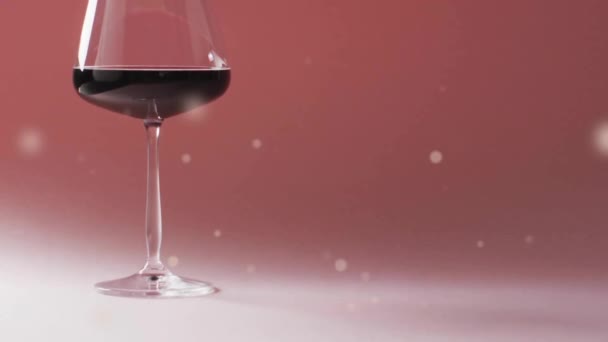 Composto Bicchiere Vino Rosso Macchie Luce Sfondo Rosso Vino Bevande — Video Stock