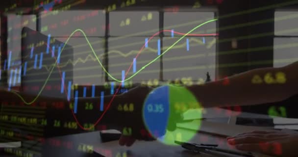 Animation Der Verarbeitung Von Finanzdaten Über Diverse Geschäftsleute Beim Händeschütteln — Stockvideo