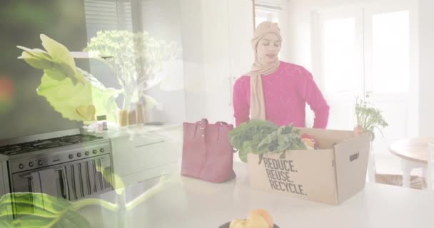 Бирацевая Женщина Хиджабе Коробкой Овощами Кухне Над Листьями Кулинария Питание — стоковое видео