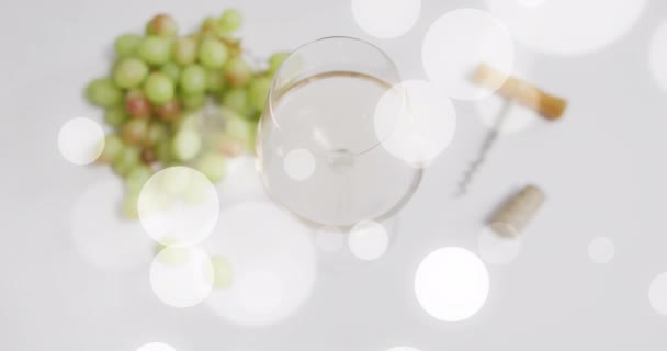Samengesteld Uit Glas Witte Wijn Kurkentrekker Witte Druiven Lichtpuntjes Witte — Stockvideo