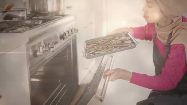 Березовая Женщина Хиджабе Кладет Поднос Нарезанными Овощами Кухню Готовит Над — стоковое видео