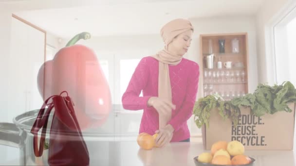Biracial Kvinna Hijab Med Låda Grönsaker Köket Matlagning Över Röd — Stockvideo