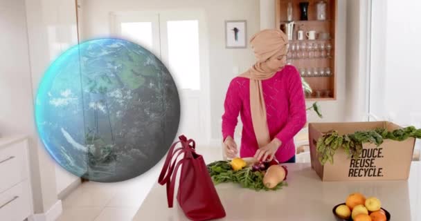 Dwurasowa Kobieta Hidżabie Wyjmuje Warzywa Pudełka Kuchni Całym Świecie Gotowanie — Wideo stockowe