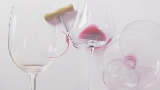 Composto Vino Rosso Versato Bicchieri Cavatappi Fondo Bianco Vino Bevande — Video Stock