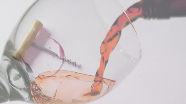 Композитное Красное Вино Выливается Стакан Поверх Штопора Белом Фоне Концепция — стоковое видео