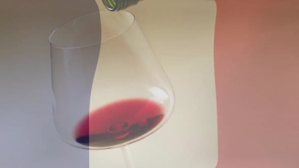 Αποτελείται Από Κόκκινο Κρασί Που Χύνεται Ποτήρι Πάνω Από Σημαία — Αρχείο Βίντεο