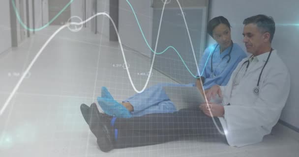 使用平板电脑对不同医生的财务数据处理进行动画化 全球医药 计算和数据处理概念 — 图库视频影像