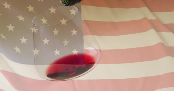 Composto Vino Rosso Versato Vetro Bandiera Sfondo Degli Stati Uniti — Video Stock