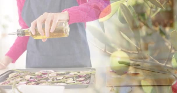 Mutfakta Doğranmış Sebzelerin Üzerine Zeytinyağı Döken Melez Bir Kadın Limon — Stok video