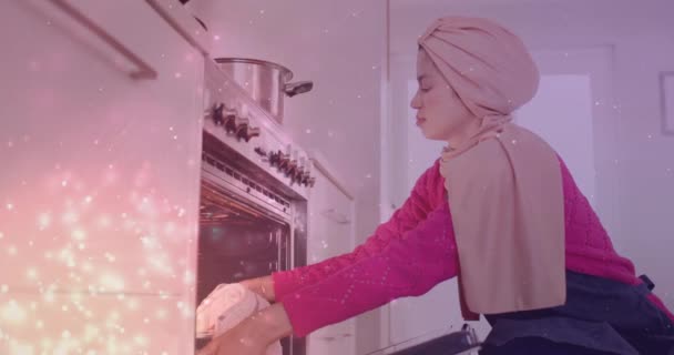 Mulher Birracial Hijab Tirando Bandeja Legumes Cortados Forno Cozinhando Sobre — Vídeo de Stock