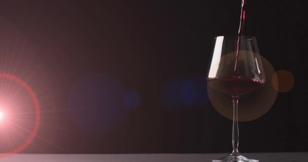 Samengestelde Uit Rode Wijn Wordt Gegoten Glas Donkerrode Achtergrond Concept — Stockvideo