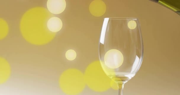 Composto Vino Bianco Versato Nel Bicchiere Macchie Gialle Vino Bevande — Video Stock