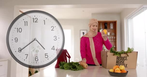 Mutfakta Saat Başı Sebze Tutan Tesettürlü Melez Bir Kadın Yemek — Stok video
