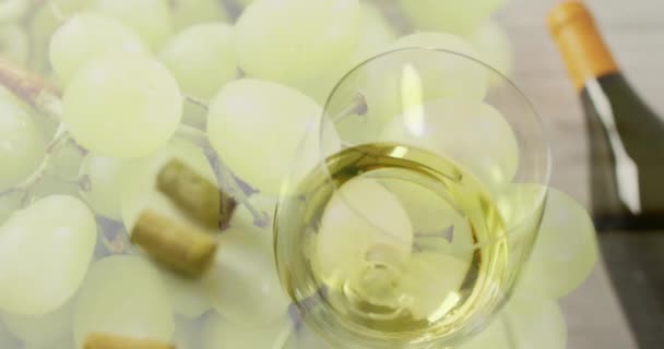 Samengestelde Uit Glas Witte Wijn Kurken Witte Druiven Witte Achtergrond — Stockvideo