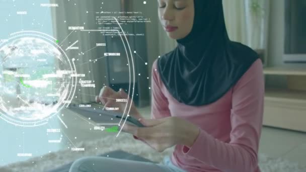 Animation Jordklotet Med Nätverk Kopplingar Över Biracial Kvinna Hijab Med — Stockvideo