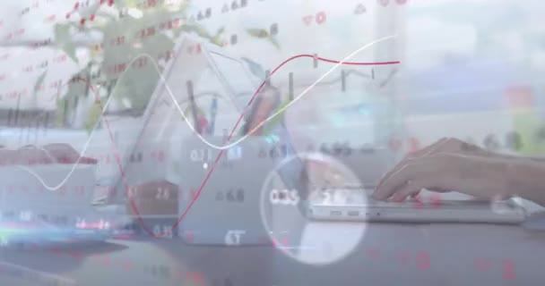 노트북을 코카서스 사업가를 데이터 처리의 애니메이션 글로벌 비즈니스 컴퓨팅 데이터 — 비디오