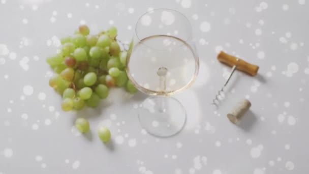 Samengesteld Uit Glas Witte Wijn Druiven Kurkentrekker Wijngaard Achtergrond Concept — Stockvideo