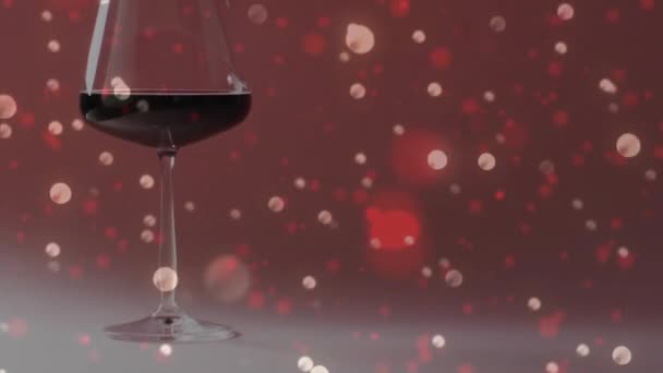 Samengestelde Uit Glas Rode Wijn Lichtpuntjes Rode Achtergrond Concept Wijn — Stockvideo