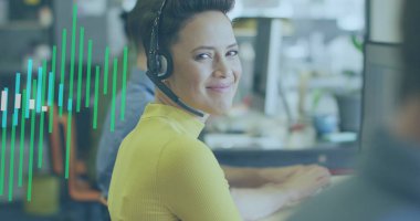 Ofiste çalışan çeşitli iş adamlarının veri işleme görüntüsü. Küresel iş ve dijital arayüz kavramı dijital olarak oluşturulmuş görüntü.