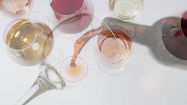 Samengestelde Uit Rozenwijn Wordt Gegoten Glas Wijnglazen Witte Achtergrond Concept — Stockvideo