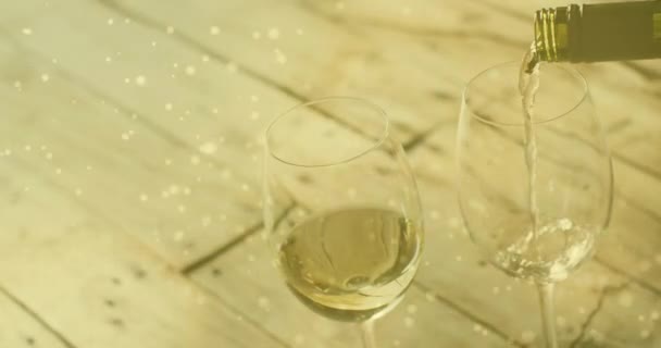 Composto Vino Bianco Versato Bicchieri Sfondo Legno Vino Bevande Bevande — Video Stock