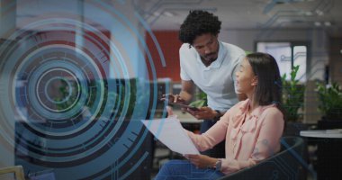 Ofisteki çeşitli iş adamları üzerinde kapsam ve veri işleme görüntüsü. Küresel iş, finans, hesaplama ve veri işleme kavramı dijital olarak oluşturulmuş görüntü.