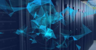 Soyut dijital grafikler veri işlemeyi sembolize eden bir sunucu odasını kaplar. Görüntü, teknolojik ortamdaki fiziksel donanım ve ileri veri analizlerinin kesişmesini temsil ediyor..