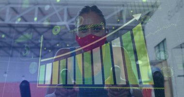 Yüz maskesi takan beyaz bir kadının grafikleri ve istatistikleri işe yarıyor. küresel covid 19salgın konsepti dijital olarak oluşturulmuş görüntü.