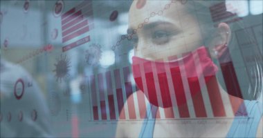 Coronavirus istatistiksel veri işleme jimnastik salonunda durağan bisiklete binen kadına karşı. Coronavirus covid-19 pandemik ve fitness konsepti