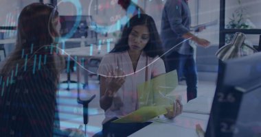 Ofisteki çeşitli iş adamlarıyla ilgili istatistik ve veri işleme görüntüleri. Küresel iş, iletişim, dijital arayüz, finans ve veri işleme kavramı dijital olarak oluşturuldu.