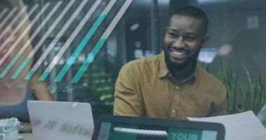 Melez iş adamının dizüstü bilgisayarla mali veri işleme görüntüsü. Küresel iş, finans, hesaplama ve veri işleme kavramı dijital olarak oluşturulmuş görüntü.