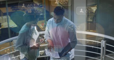 Ofisteki çeşitli iş adamlarıyla ilgili finansal veri işleme resmi. Küresel iş, finans, hesaplama ve veri işleme kavramı dijital olarak oluşturulmuş görüntü.