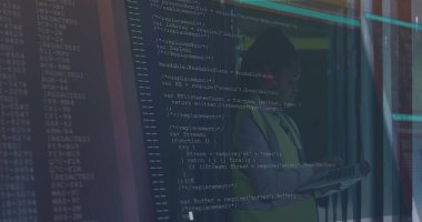 Sunucu odasındaki Afrikalı Amerikalı kadın çalışanın veri işleme görüntüsü. küresel teknoloji ve dijital arayüz kavramı dijital olarak oluşturulmuş görüntü.