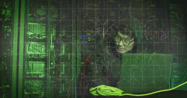 Sunucu odasındaki Asyalı erkek hackerın veri işleme görüntüsü. küresel teknoloji ve dijital arayüz kavramı dijital olarak oluşturulmuş görüntü.
