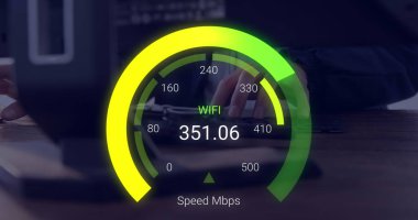 Laptop kullanan beyaz adamın elleri üzerinde sarı hız göstergesi resmi. İnternet hızı, aktarım, iletişim ve teknoloji konsepti dijital olarak oluşturulmuş görüntü.