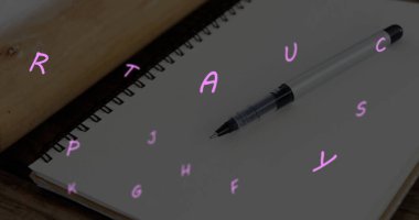 Defter ve kalemin üzerinde harflerin resmi. küresel bilim, teknoloji ve dijital arayüz kavramı dijital olarak oluşturulmuş görüntü.