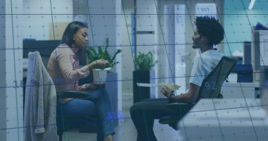 Ofisteki çeşitli iş adamlarıyla ilgili finansal veri işleme resmi. Küresel iş, finans, hesaplama ve veri işleme kavramı dijital olarak oluşturulmuş görüntü.