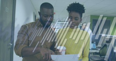 Ofisteki çeşitli iş adamlarıyla ilgili finansal veri işleme resmi. Küresel iş, finans, hesaplama ve veri işleme kavramı dijital olarak oluşturulmuş görüntü.