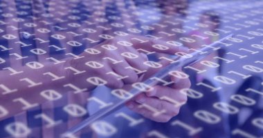 Tablet kullanan beyaz adamın veri işleme görüntüsü. küresel bilim, teknoloji ve dijital arayüz kavramı dijital olarak oluşturulmuş görüntü.