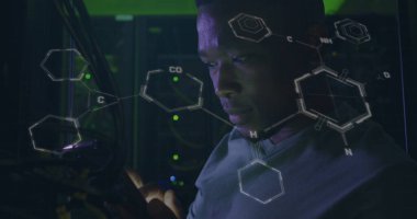 Sunucu odasındaki Afrikalı Amerikalı erkek çalışanın veri işleme görüntüsü. küresel teknoloji ve dijital arayüz kavramı dijital olarak oluşturulmuş görüntü.