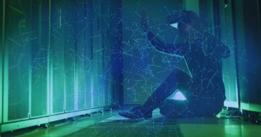 Video kulaklıklı beyaz adamın sunucu odasında asma kilit görüntüsü. küresel iş, bulut hesaplama ve dijital arayüz konsepti dijital olarak oluşturulmuş görüntü.