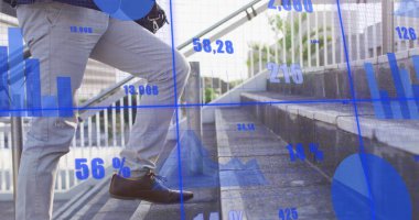 Merdivenlerdeki beyaz iş adamının istatistik ve veri işleme görüntüsü. Küresel iş, iletişim, dijital arayüz, finans ve veri işleme kavramı dijital olarak oluşturuldu.