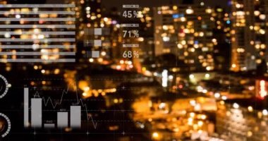 Geceleri şehir manzarası üzerinde veri işleme çizelgelerinin animasyonu. Veri, dijital arayüz, bağlantı, iş, finans, işleme ve iletişim, dijital olarak oluşturulmuş video.
