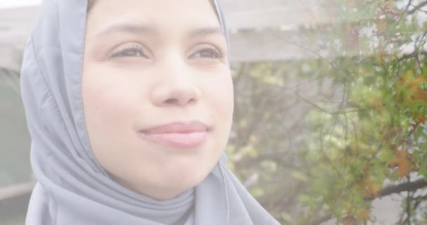 Animation Blad Över Biracial Kvinna Hijab Ler Livsstil Hushållsliv Och — Stockvideo