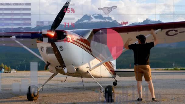 田舎の小型飛行機上のチャート処理データのアニメーション データ デジタルインターフェース ネットワーク 航空旅行 グローバル通信 デジタル生成されたビデオ — ストック動画