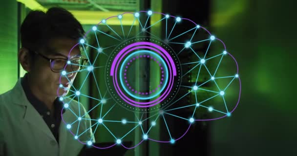 サーバルームでアジアの男性技術者を介した円形の放送スキャナーと脳ネットワークのアニメーション データ デジタル インターフェイス 処理および人工知能 デジタル生成されたビデオ — ストック動画