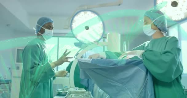 病院における多様な外科医に対するDnaのアニメーション グローバル医学 サイエンス データ処理 デジタルインターフェースコンセプトをデジタル生成したビデオ — ストック動画