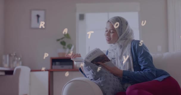 Animation Bokstäver Över Biracial Kvinna Hijab Läsa Bok Och Leende — Stockvideo